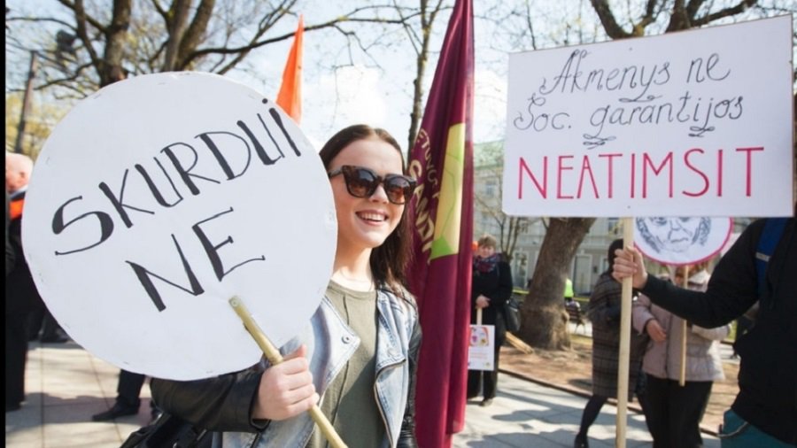 Международный день борьбы с бедностью в Каунасе отметили шествиями протеста и митингом - Литва и страны Балтии