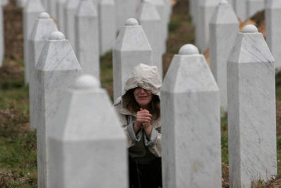 Босния вспоминает погибших в Сребренице - В Мире