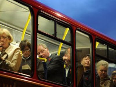 Безработным британцам предложили бесплатный проезд в автобусах - В Мире