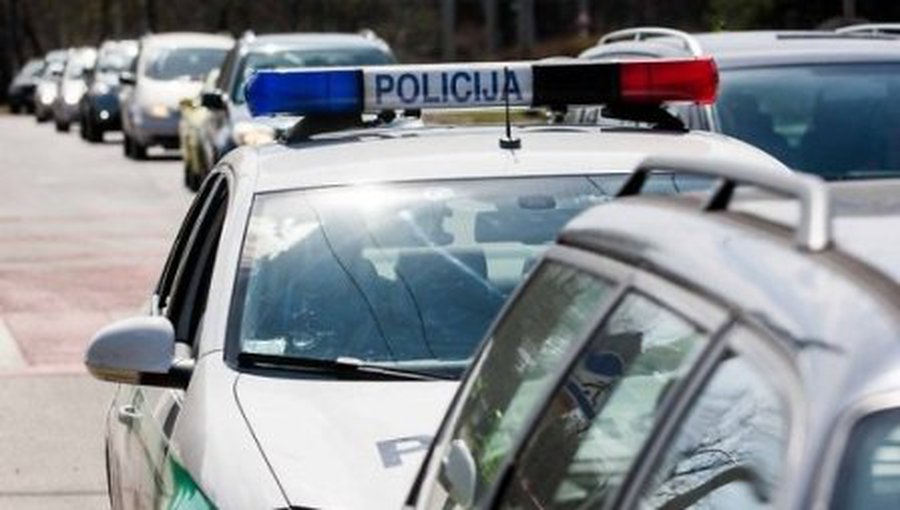 Zarasuose po avarijos "VW Golf" net pašoko į orą, tačiau vos nusileidęs ant asfalto spruko iš įvykio vietos - Įvykiai ir kriminalas