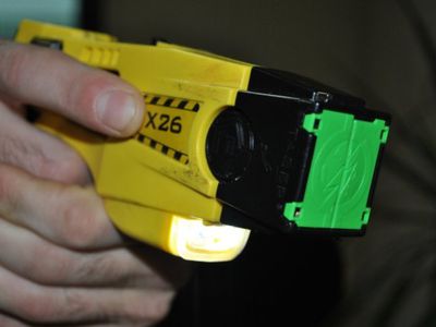 Полицейским пришлось применить электрошокер - Происшествия и криминал