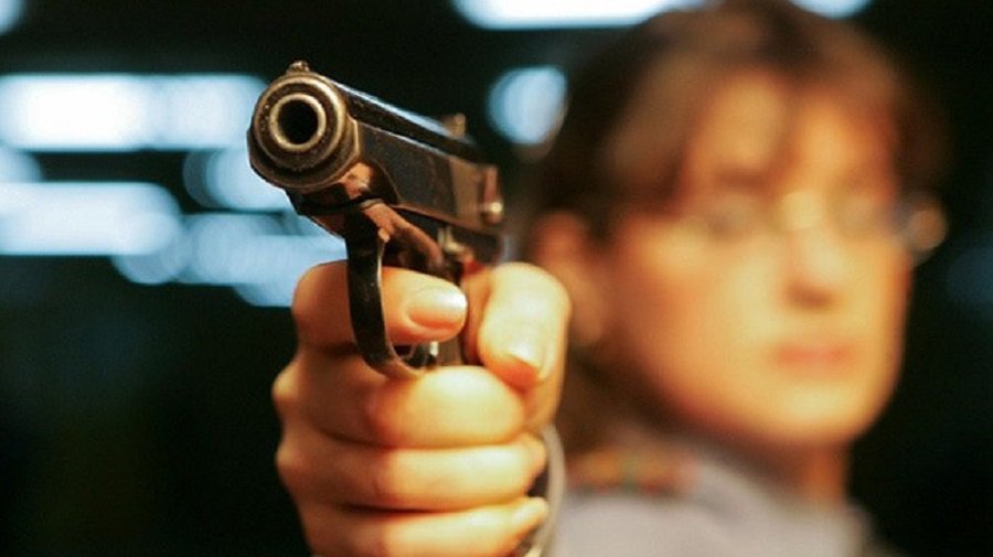 Женщина обстреляла из пневматики автомобили и прохожих в центре Москвы - Происшествия и криминал