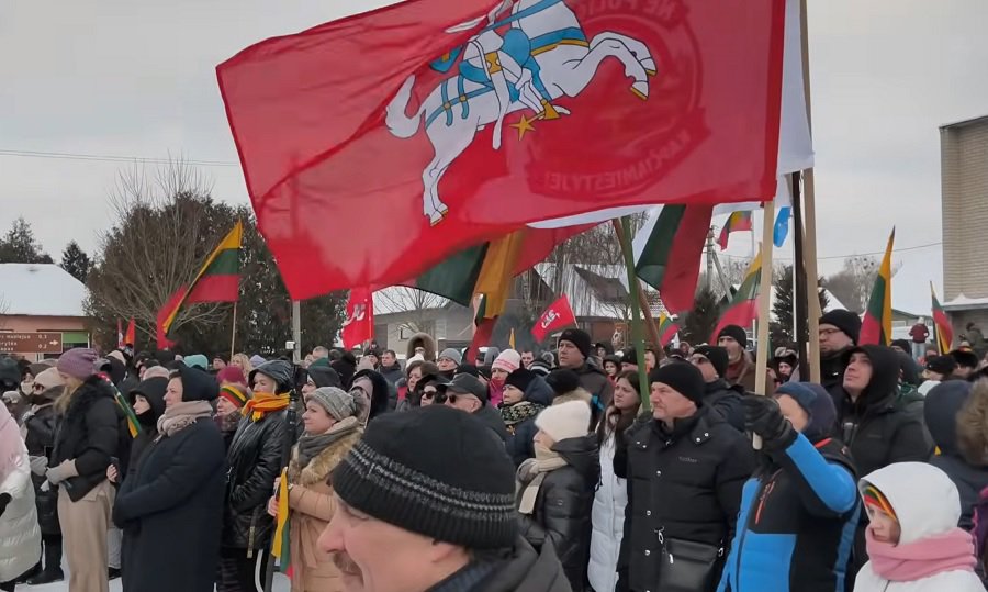 В акции протеста в Капчяместисе приняли участие около 1000 жителей из разных уголков Литвы - Литва и страны Балтии