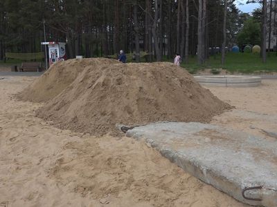 Почему на городском пляже закопали в песок бетонные плиты? - В Висагинасе