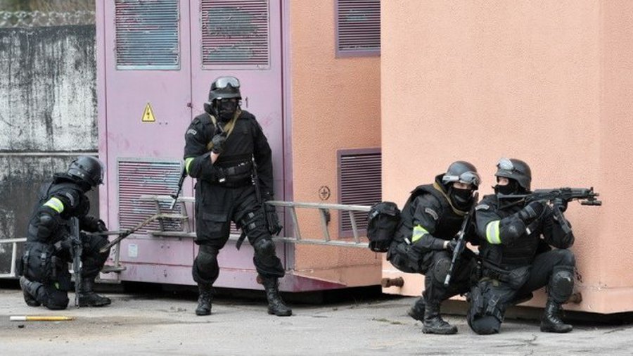 Посольство Польши взяли под усиленную охрану - В Мире