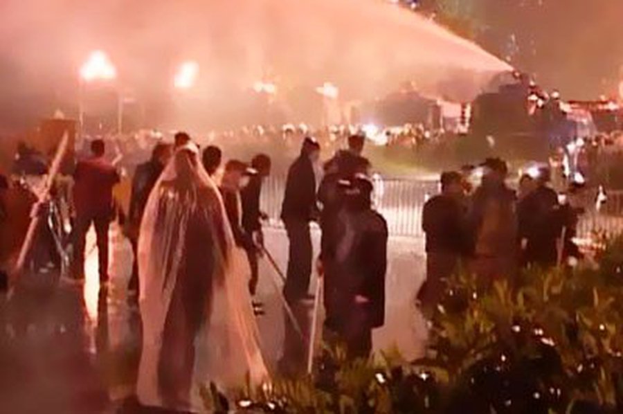 При разгоне акции протеста в Тбилиси убиты двое полицейских и избиты журналисты

 - В Мире