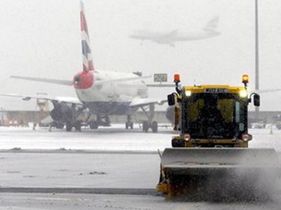 Снегопады нарушили воздушное сообщение в Европе - В Мире