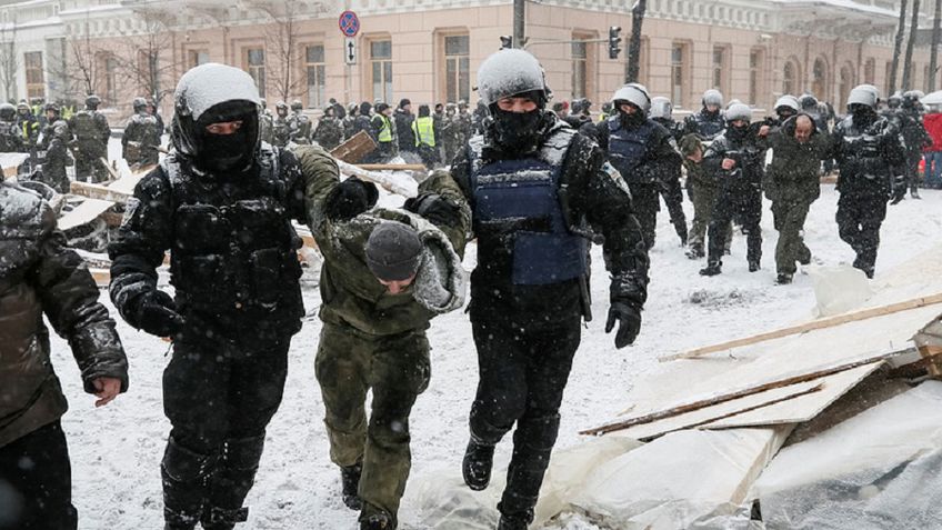 Киевская полиция провела рейд в палаточном лагере демонстрантов возле здания Рады