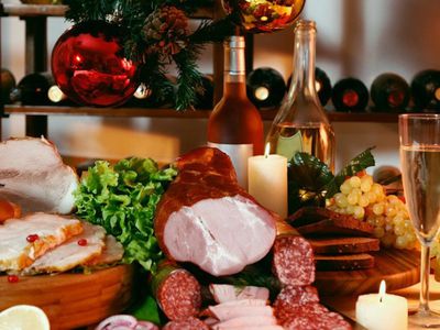 Специалист рассказал, сколько можно хранить остатки с праздничного стола - Это интересно