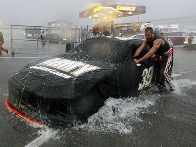 На автогонках в США ударом молнии убило болельщика - В Мире