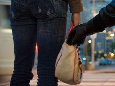 На улицах города — грабежи  - Происшествия и криминал