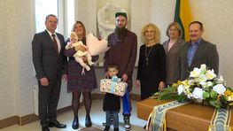 15 мая в загсе чествовали первого новорожденного ребенка (видео)