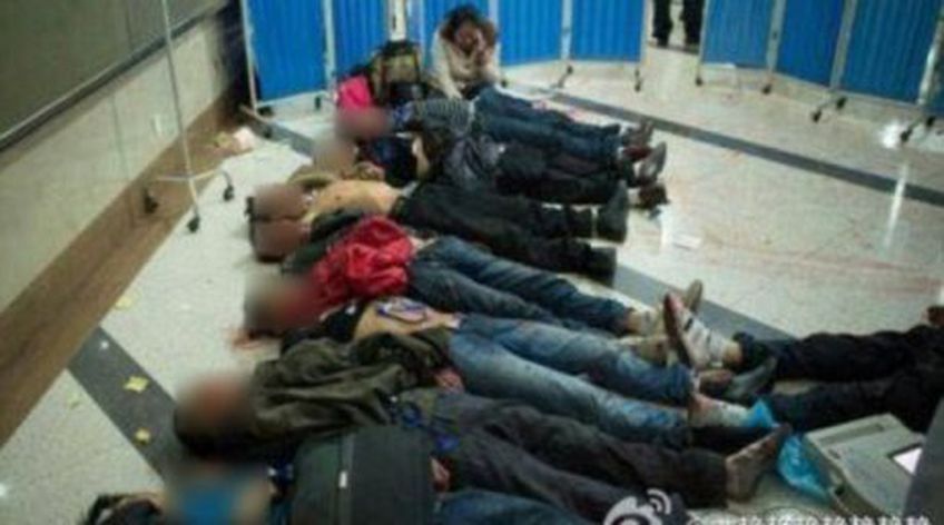 В Китае на вокзале неизвестные устроили резню - убито 27 человек, более 100 ранены
