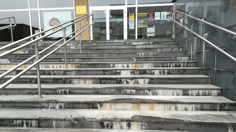 Очистка ступенек от извести поручена ВКЦ. Займется организацией работ Л. Сверчкова - В Висагинасе