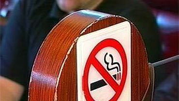 После запрета на курение французы объединились на частных вечеринках: там дымить можно свободно 