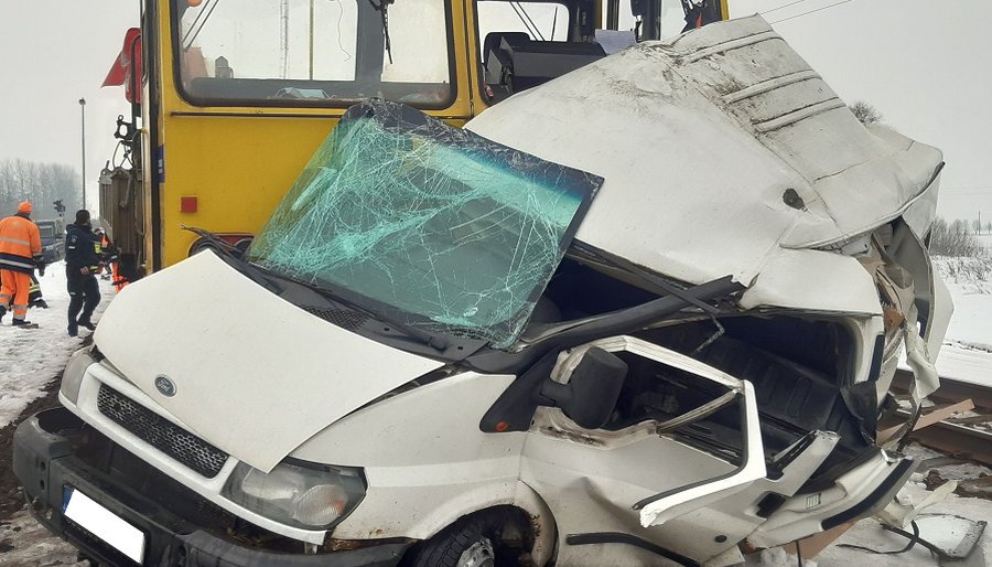 На железнодорожном переезде в Дотнуве поезд столкнулся с микроавтобусом - Происшествия и криминал