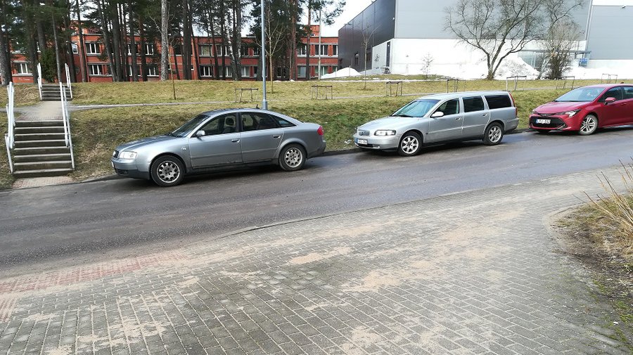 Вы спрашивали: «Почему не убирают песок с тротуаров?» - В Висагинасе