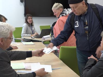 Как в Висагинасе проходит досрочное голосование на выборах президента Литвы и референдуме по поводу двойного гражданства? (видео) - В Висагинасе