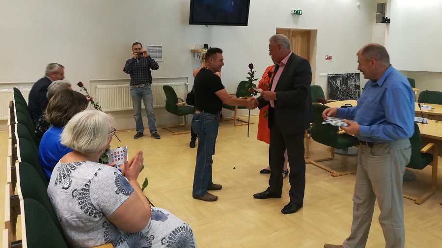 Сенюнайтисам торжественно вручили удостоверения - В Висагинасе