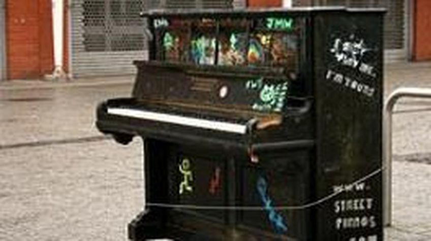 «Сыграй на мне, я твой»: на улицах Лондона появились общественные пианино 