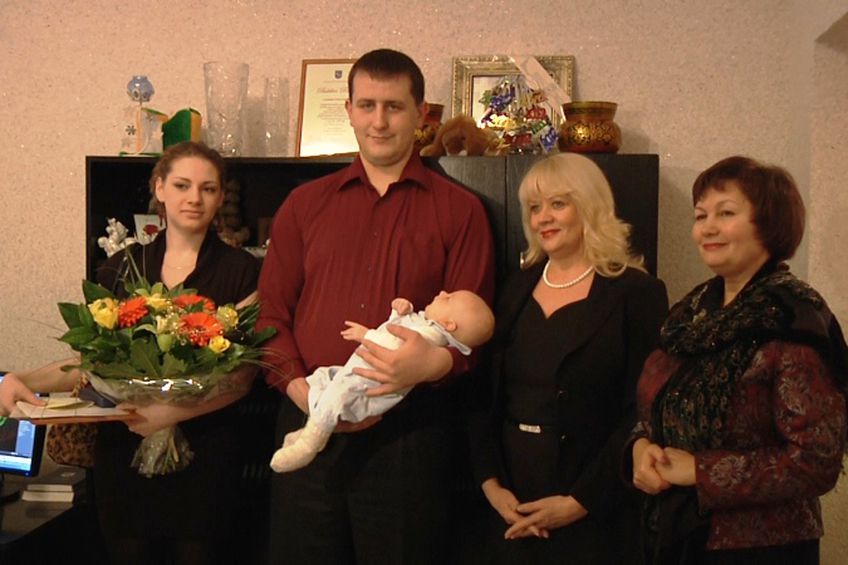 Мэр города поздравила первого новорожденного 2012 г.