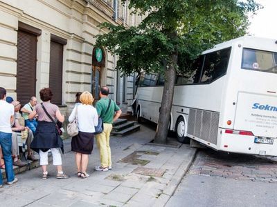Sostinėje autobusas rėžėsi į „Maximą“ ir prispaudė praeivį
 - Įvykiai ir kriminalas