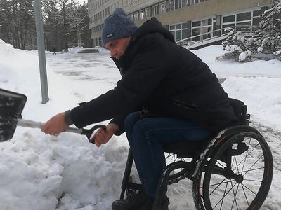 Людям на колясках пришлось самим расчищать парковку возле самоуправления (видео) - В Висагинасе