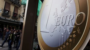 Эксперты: евро продолжит дешеветь                                