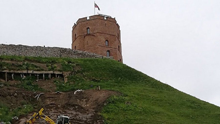 Дождь продолжает "смывать" гору Гедиминаса - Литва и страны Балтии