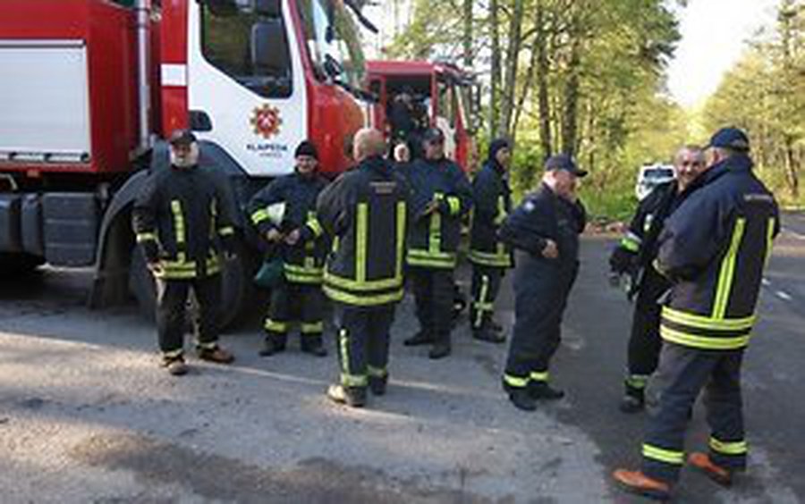 Награждены трое пожарных, тушивших пожар на Куршской косе - Литва и страны Балтии