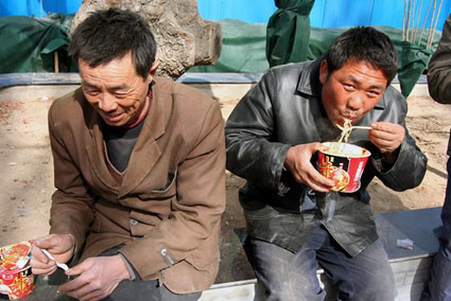 Простые китайцы требуют \"не спасать Европу\" - В Мире