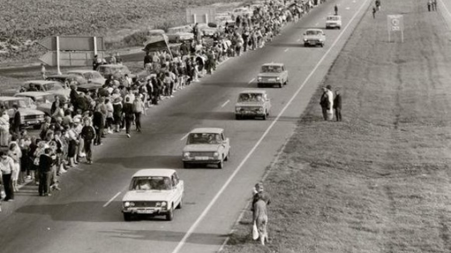 Каталонцы организуют живую цепь по примеру литовцев, латышей и эстонцев - В Мире