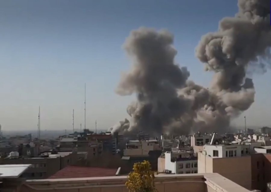 США и Израиль нанесли серию военных ударов по территории Ирана - В Мире