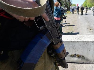 Ополченцы, разобрав баррикады в Донецке, начали укреплять блокпосты - В Мире