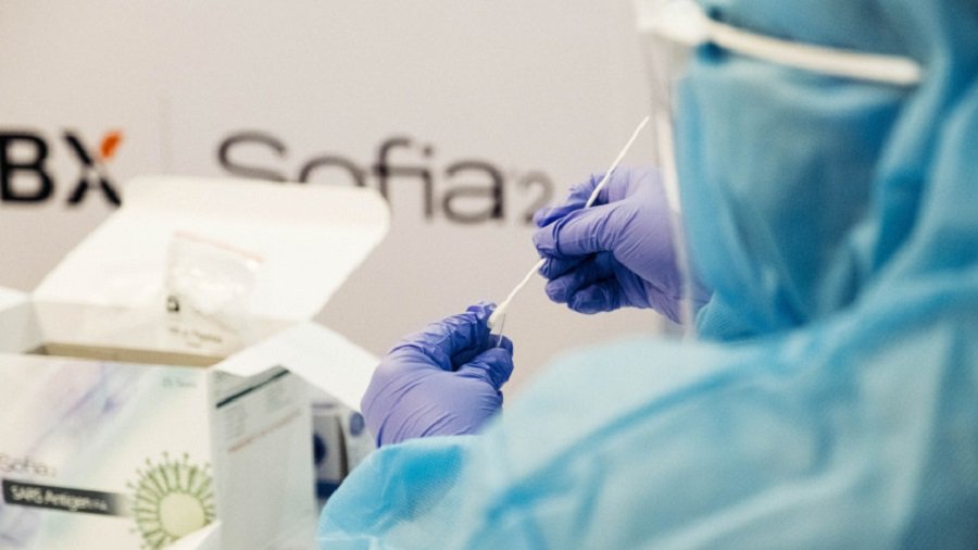 Принято решение расширить список сфер, в которых работники должны регулярно проходить тестирование на COVID-19 - Литва и страны Балтии