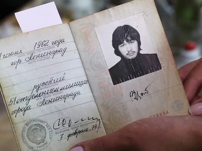 Паспорт Виктора Цоя продали на аукционе за 9 млн рублей - В Мире