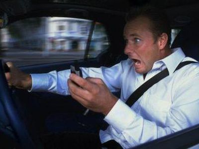 Plepančius telefonu prie vairo baus griežčiau - Lietuva ir Baltijos šalys