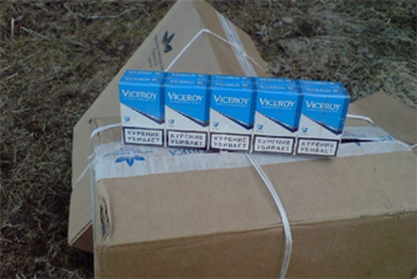 Таможня: литовец в тайниках тягача пытался провезти 8660 пачек сигарет