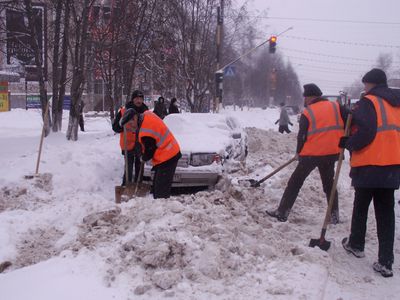 В Риге заставят убирать снег нарушителей правил парковки - Литва и страны Балтии