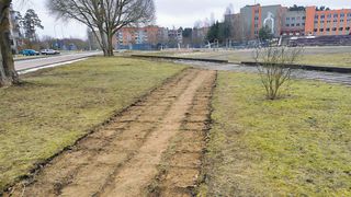 Плитки сняли, а школьники ходят тем же путем – но уже по песку и газону