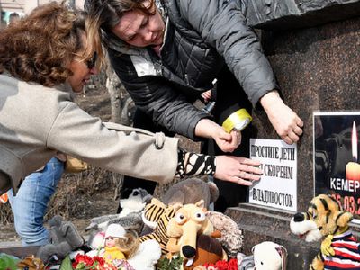 В регионах России прошли акции памяти по погибшим в Кемерове - В Мире