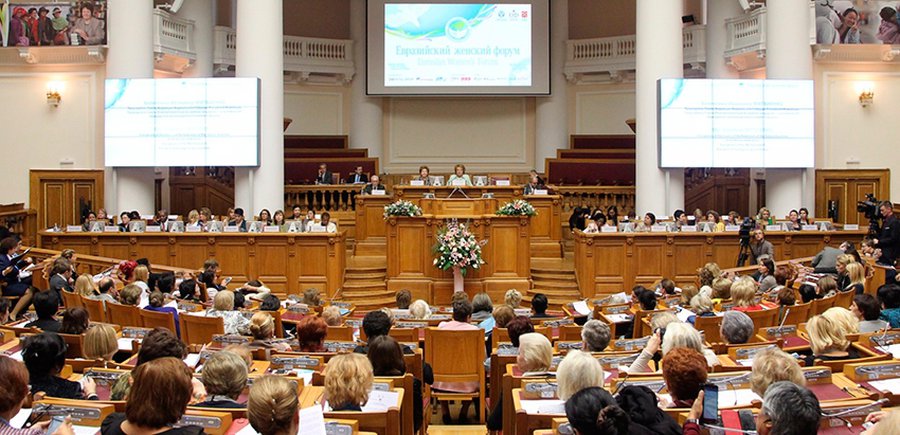 В парламентах мира становится больше депутатов-женщин - В Мире