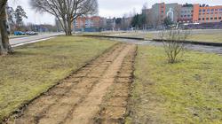 Плитки сняли, а школьники ходят тем же путем – но уже по песку и газону