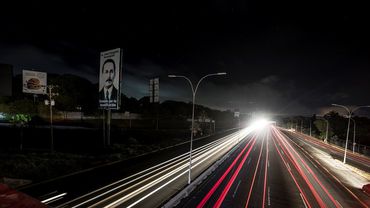 Venesueloje dingus elektrai, didelė dalis šalies skendi tamsoje