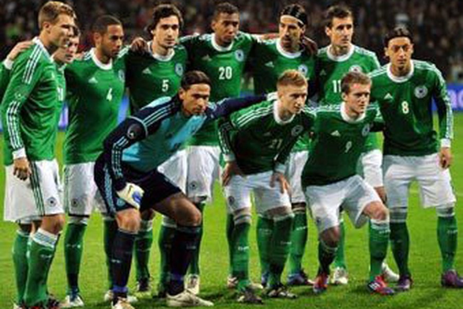 Немецких футболистов перед чемпионатом Европы свозят в Освенцим                                 - Культурные и спортивные мероприятия