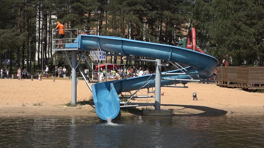 Останется ли на пляже водная горка? - В Висагинасе