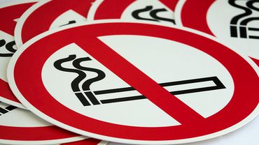 Сейм ввел запрет на курение на балконах многоквартирных домов, но есть условие