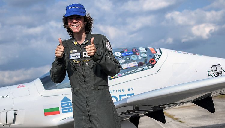 Pasaulio rekordas: 17-metis lengvuoju lėktuvu apskriejo Žemės rutulį