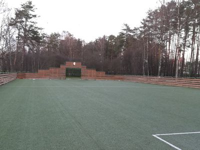 К заливке катка на мини-футбольном поле все готово. А зимы так и нет - В Висагинасе