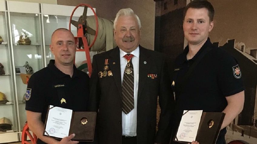 Висагинские пожарные-спасатели награждены медалями "Звезда пожарного-спасателя"